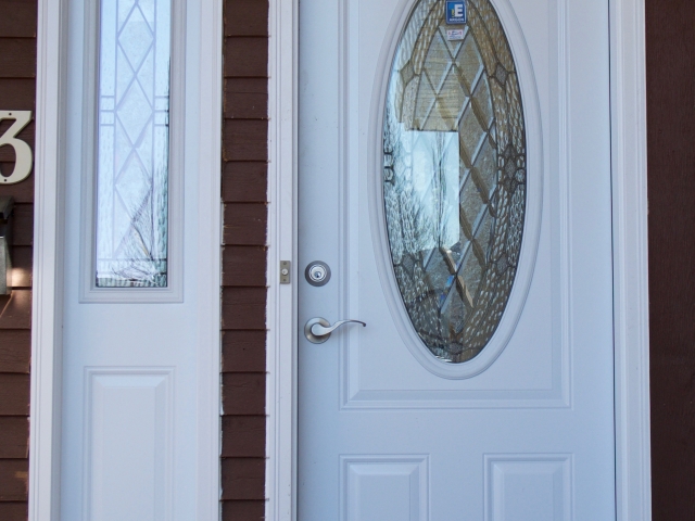 New Maintenance Free – White PVC Door & Side Lite – Trimlite CANTERBURY Glass – Regina, Saskatchewan – 01.2018